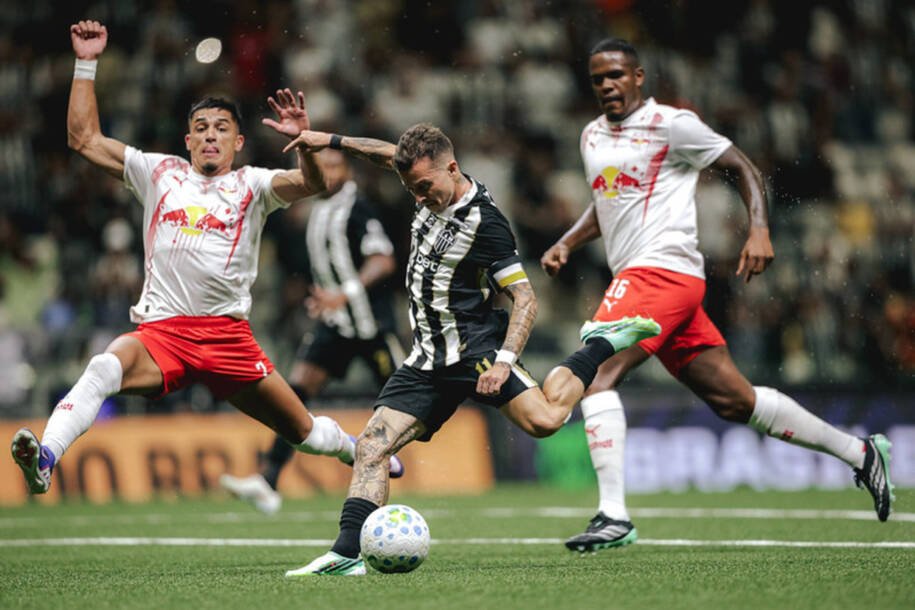 Atlético Mineiro vence Red Bull Bragantino e se aproxima da Libertadores