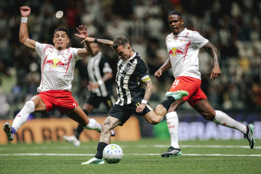 Atlético Mineiro vence Red Bull Bragantino e se aproxima da Libertadores