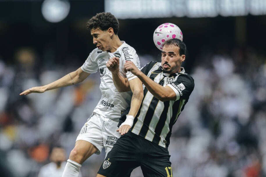 Atlético Mineiro vira sobre Santos nos acréscimos e encerra invencibilidade do Peixe