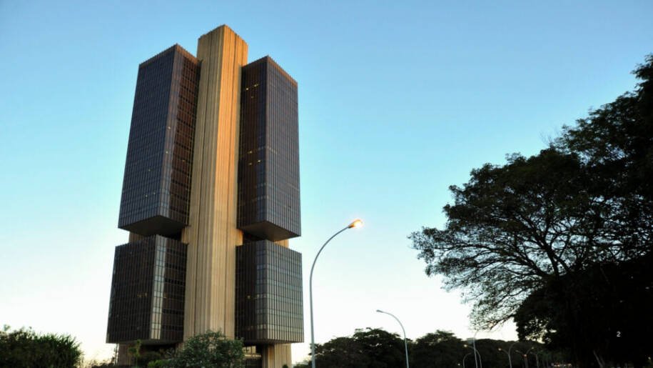 Banco Central inicia monitoramento de reajustes salariais e alerta sobre inflação