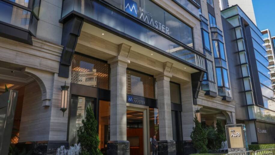 Banco Master realiza leilão de móveis de luxo e TVs; crise gera tensão