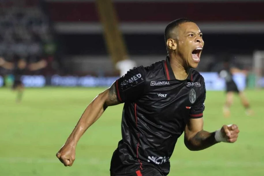 Botafogo celebra 108 anos com vitória sobre Ceará e se afasta do Z4