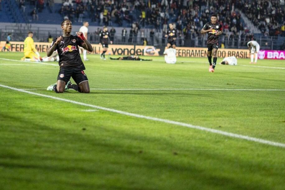 Bragantino domina Chapecoense e Wallace Yan brilha com dois gols decisivos