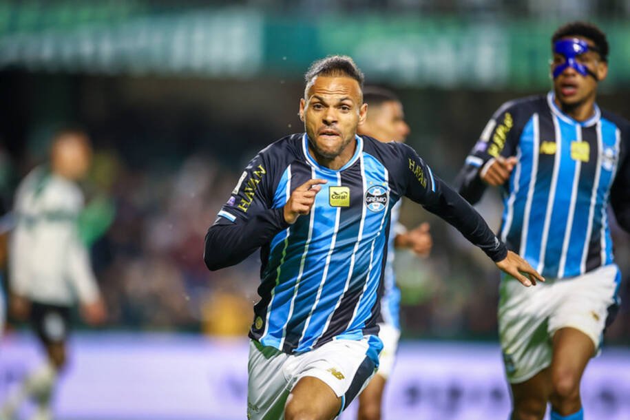 Braithwaite marca gol e Grêmio vence Coritiba após longo jejum no Brasileirão