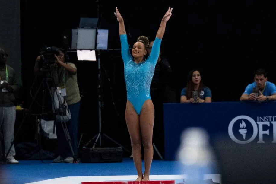 Brasil brilha no Mundial de Ginástica: Rebeca e Flávia garantem finais emocionantes