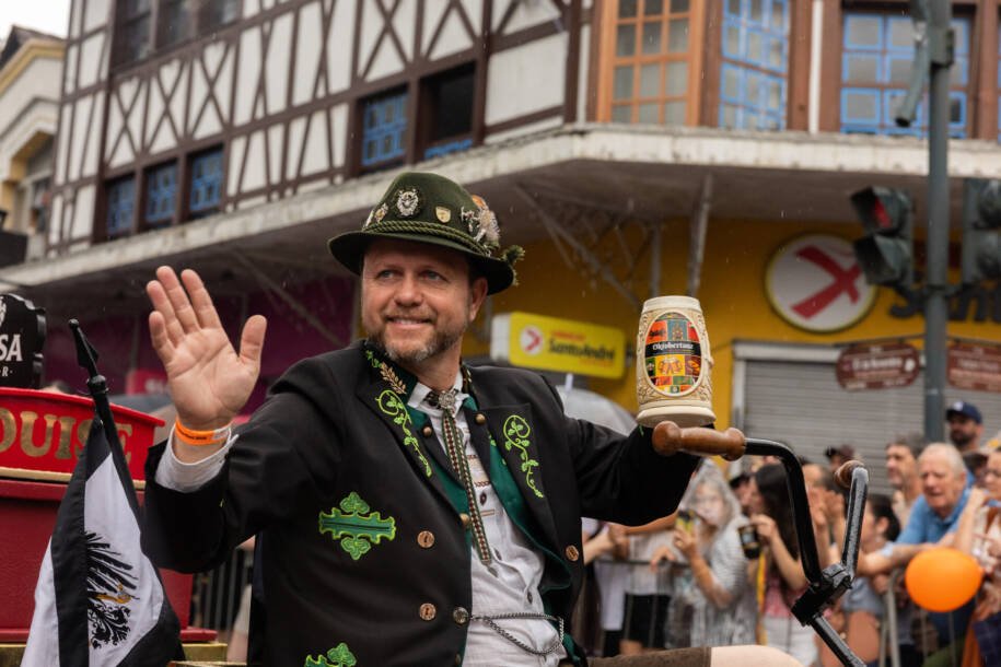 Bretzelwagen estreia com sucesso na Oktoberfest Blumenau e encanta público