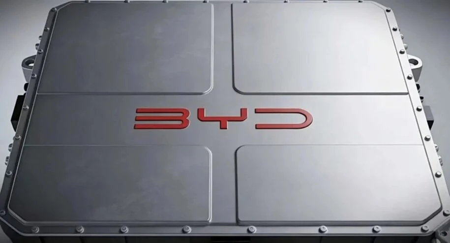BYD revela estudo de bateria imersa em líquido para evitar superaquecimento
