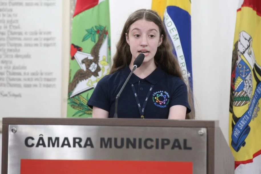 Câmara Mirim de Blumenau aprova moções e projeto de lei em reunião tensa