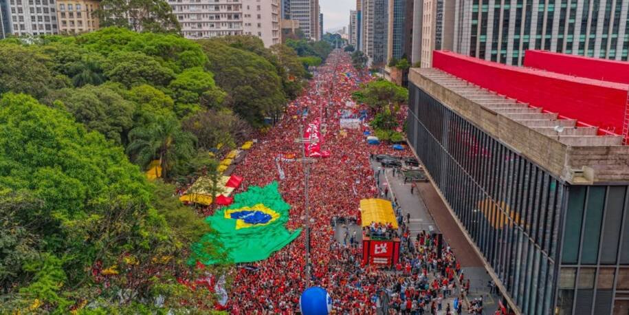 Campanha de Lula aciona TSE contra Flávio Bolsonaro por postagens falsas