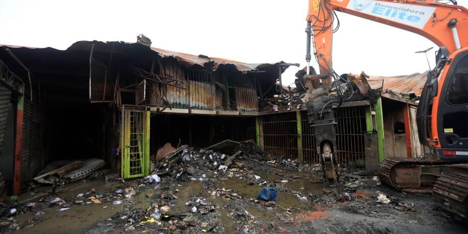 Ceagesp inicia demolição e novo espaço para comerciantes após incêndio devastador