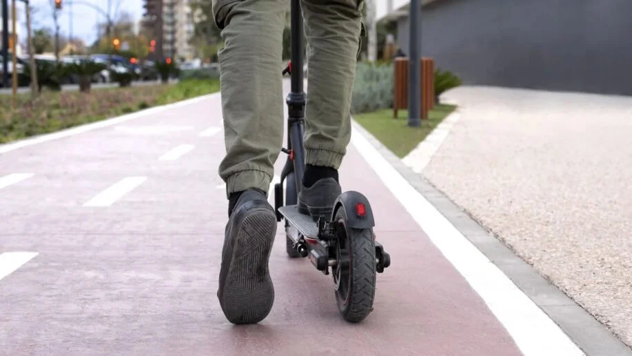 CET impõe multas de R$ 130,16 para condutas agressivas com patinetes em SP