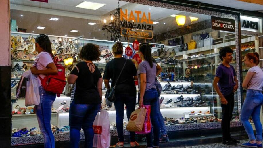 Confiança do Comércio Cai 1,3% Após Fim da ‘Taxa das Blusinhas’ e Aumento de Importações