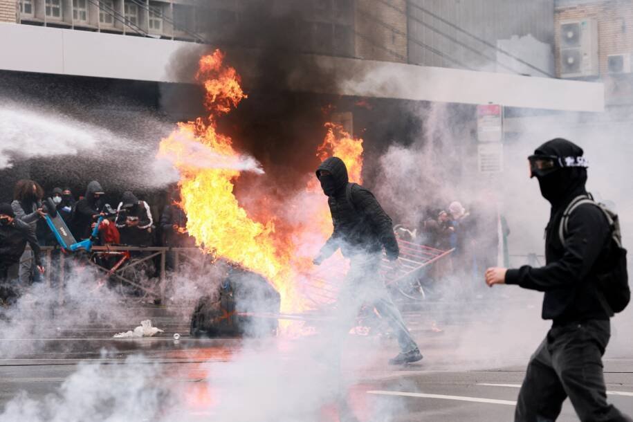 Conflito em Bruxelas: 30 mil protestam contra cortes do governo belga