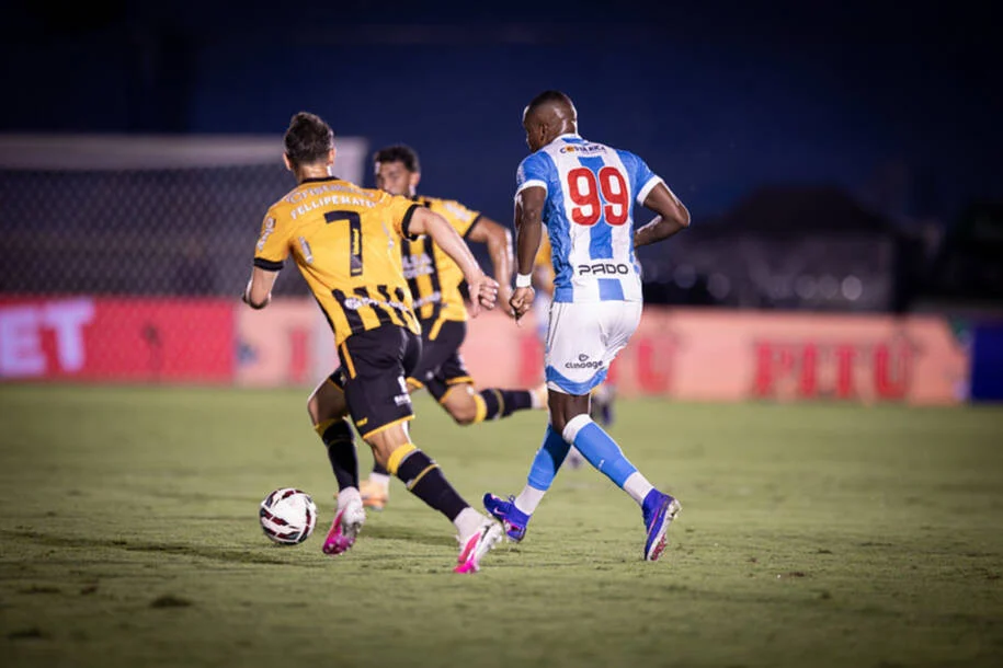 Criciúma vence Londrina por 2 a 0 e mantém pressão na Série B após expulsão de Chumbinho