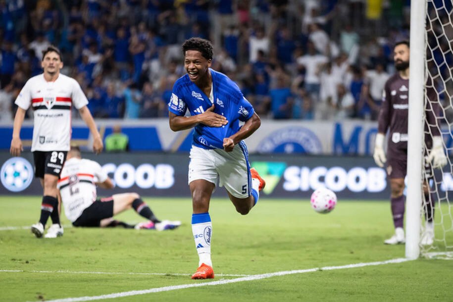 Cruzeiro derrota São Paulo por 2 a 0 e garante vaga no G4 do Brasileiro