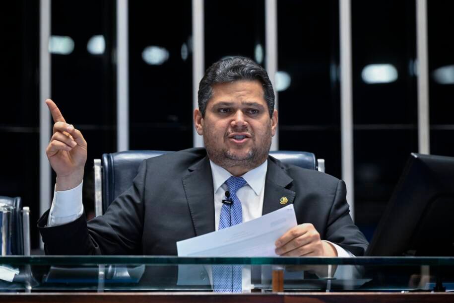 Davi Alcolumbre adia votação da PEC 221 e cede a pressões políticas