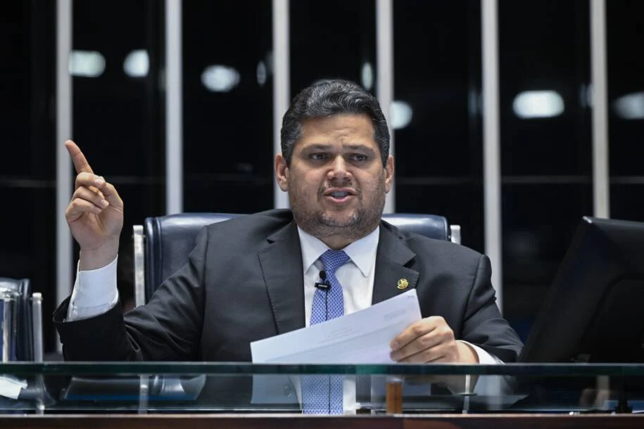 Davi Alcolumbre adia votação da PEC 221 e cede a pressões políticas