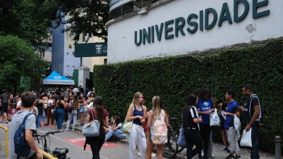 DCEs mobilizam universidades para suspender aulas e facilitar voto em Lula