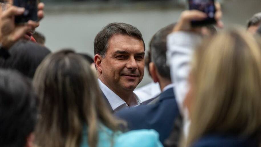 Deputados Duda Salabert e Otoni de Paula pedem apreensão de passaporte de Flávio Bolsonaro