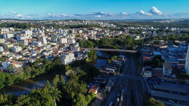 Divinópolis comemora Cleitinho Azevedo e Domingos Sávio entre sete eleitos em 2026