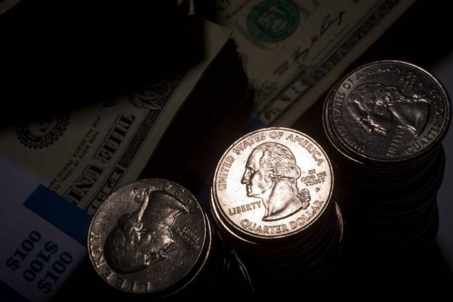 Dólar sobe e estrangeiros retiram R$ 785,3 milhões da B3 em meio a tensões globais