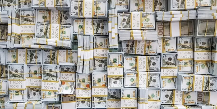 Dólar sobe e fecha a R$ 5,22 com tensões no Oriente Médio e alta do petróleo