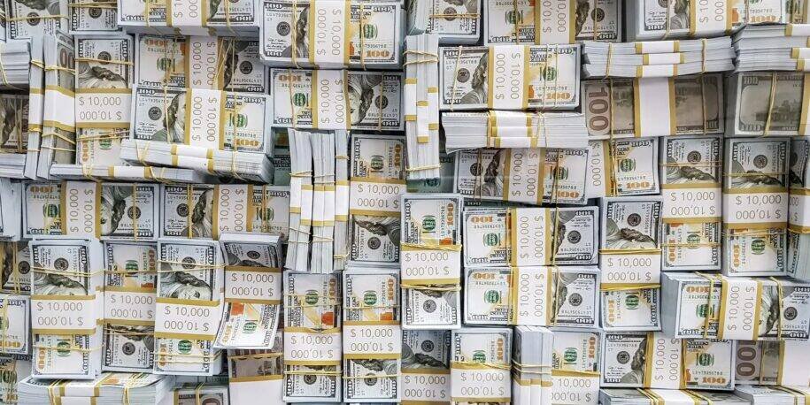 Dólar sobe e fecha a R$ 5,22 com tensões no Oriente Médio e alta do petróleo