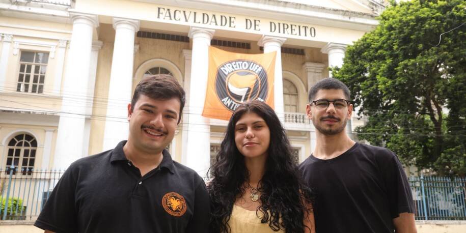 Estudantes da UFF protestam contra Flávio Bolsonaro e defendem educação pública