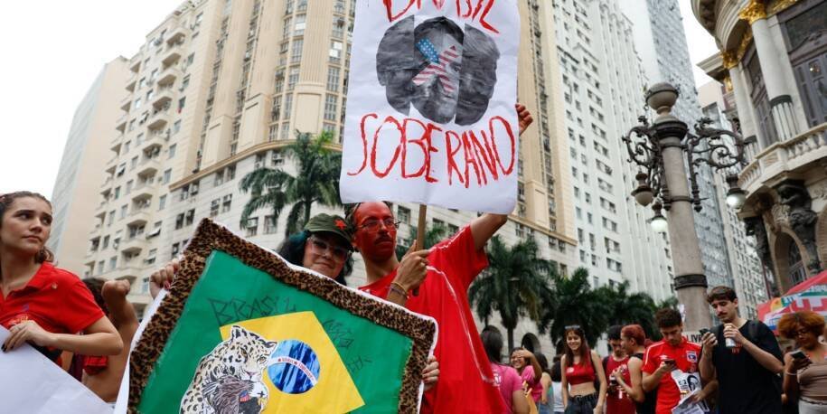 Estudantes fazem ato em defesa de Lula no Rio e desafiam Flávio Bolsonaro