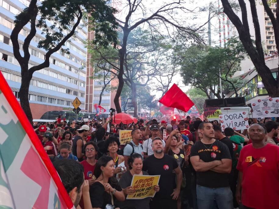 Estudantes promovem ato de apoio a Lula em Belo Horizonte antes das eleições 2026