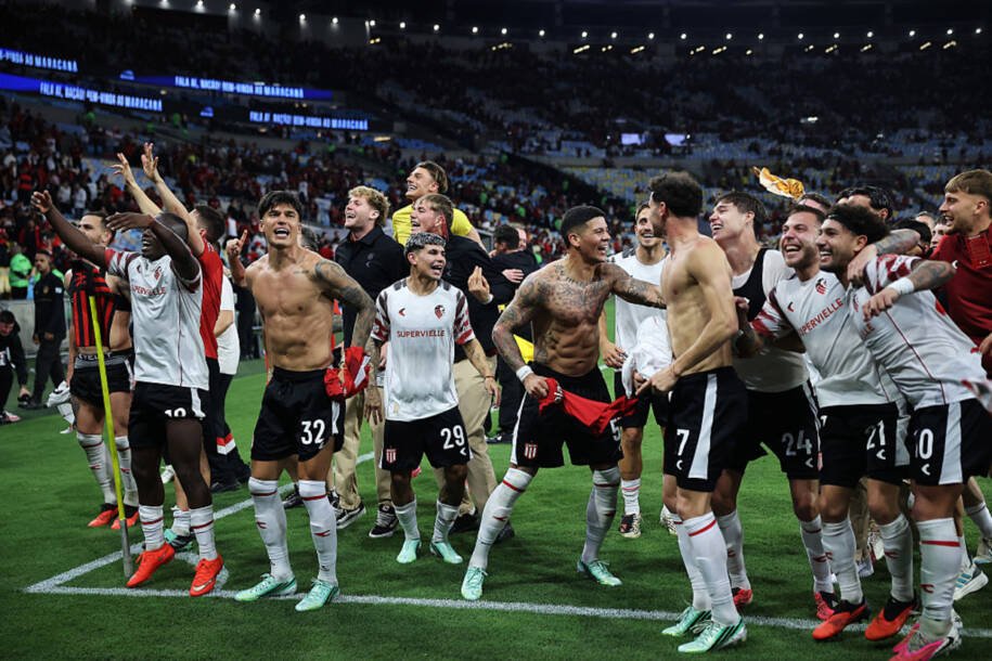 Estudiantes supera Flamengo e avança à final da Libertadores após 17 anos de espera