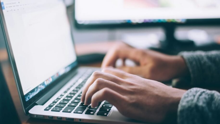 Estudo revela que IAs, como GPT-4.5, falham em identificar outras IAs em testes