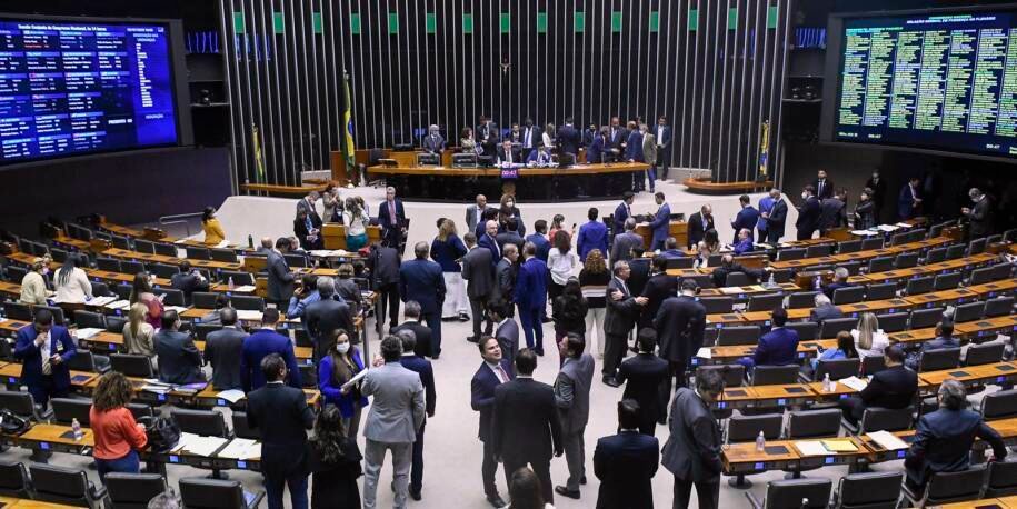 Evelyn Apolinária alerta: redução de parlamentares negros ameaça políticas afirmativas