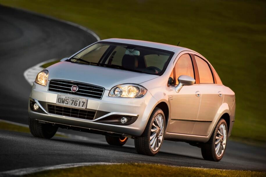 Fiat Linea tem preço corrigido e choca ao se comparar com Honda e Toyota
