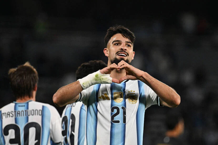 Flaco López brilha na Argentina e marca primeiro gol em vitória histórica