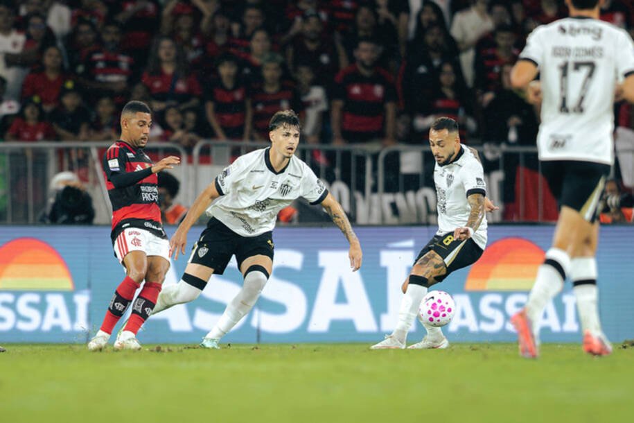Flamengo conquista vitória dramática sobre Atlético Mineiro e se mantém na liderança