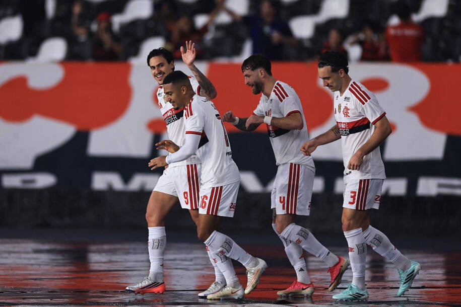 Flamengo goleia Vasco por 4 a 1 e amplia vantagem na liderança do Brasileiro