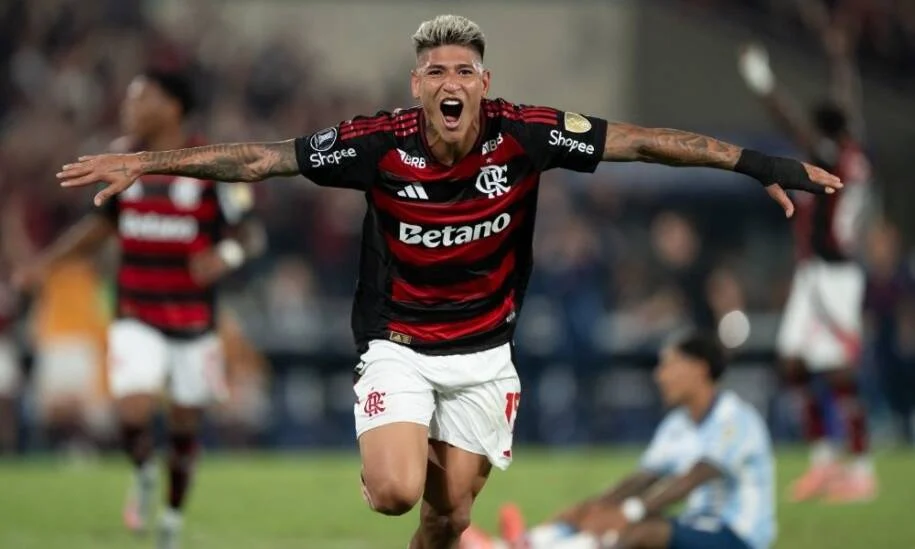 Flamengo vence Fluminense por 1 a 0 e mantém liderança no Brasileirão