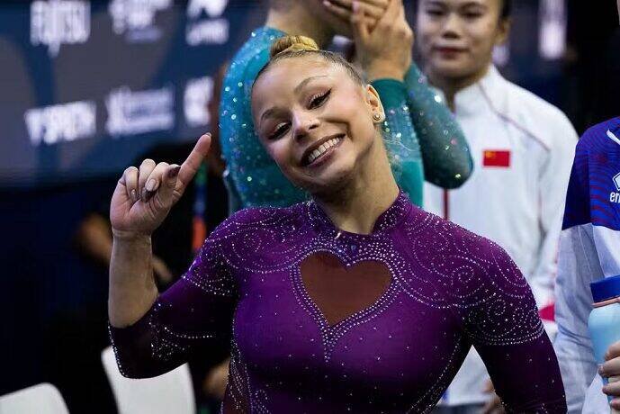 Flávia Saraiva conquista bronze no Mundial de Ginástica e brilha em Roterdã