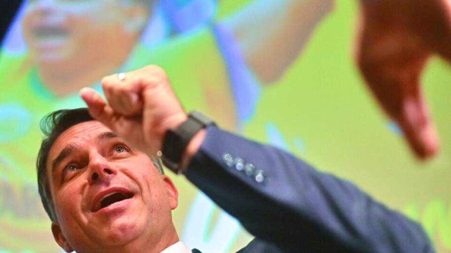 Flávio Bolsonaro anuncia fim do split payment e adia obrigatoriedade para 2028