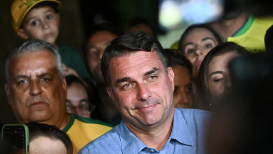 Flávio Bolsonaro avança ao segundo turno e Ibovespa atinge recorde histórico
