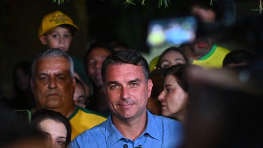 Flávio Bolsonaro busca apoio do Centrão e governadores antes do 2º turno