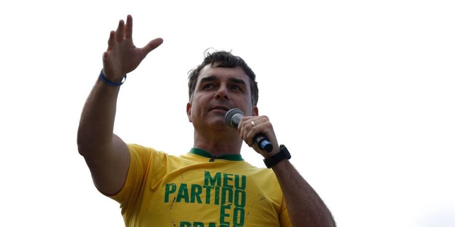 Flávio Bolsonaro chega aos EUA em fuga confirmada pela Reuters e articulação de Marco Rubio