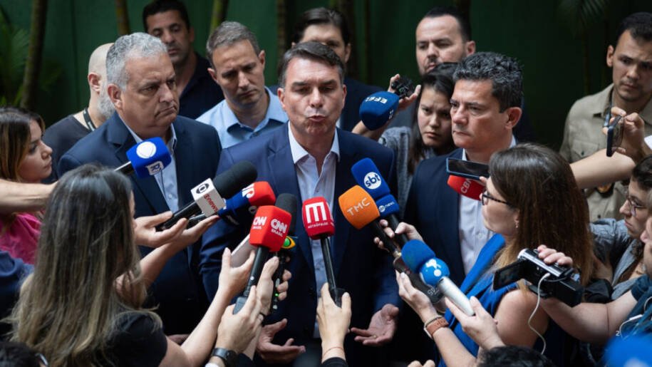 Flávio Bolsonaro confirma participação em debates do 2º turno e provoca Lula