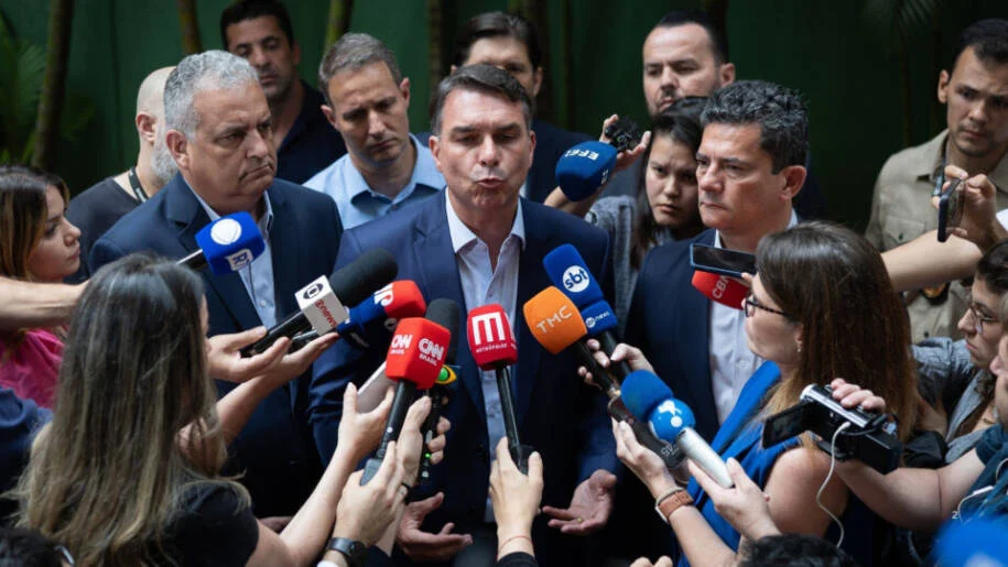 Flávio Bolsonaro confirma participação em debates do 2º turno e provoca Lula