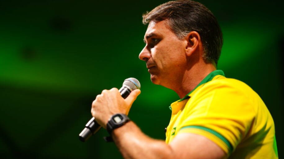Flávio Bolsonaro conquista 62% dos votos em Curitiba e desafia Lula com 277 mil a mais