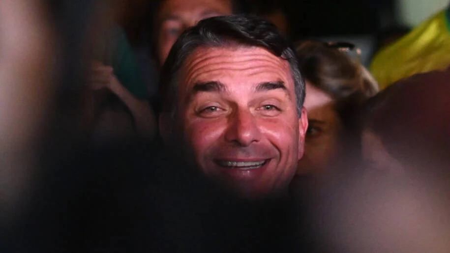 Flávio Bolsonaro conquista Minas e Tocantins, desbancando Lula em 15 estados