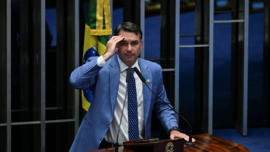 Flávio Bolsonaro contesta TSE e aponta 'burla' de canal de André Janones