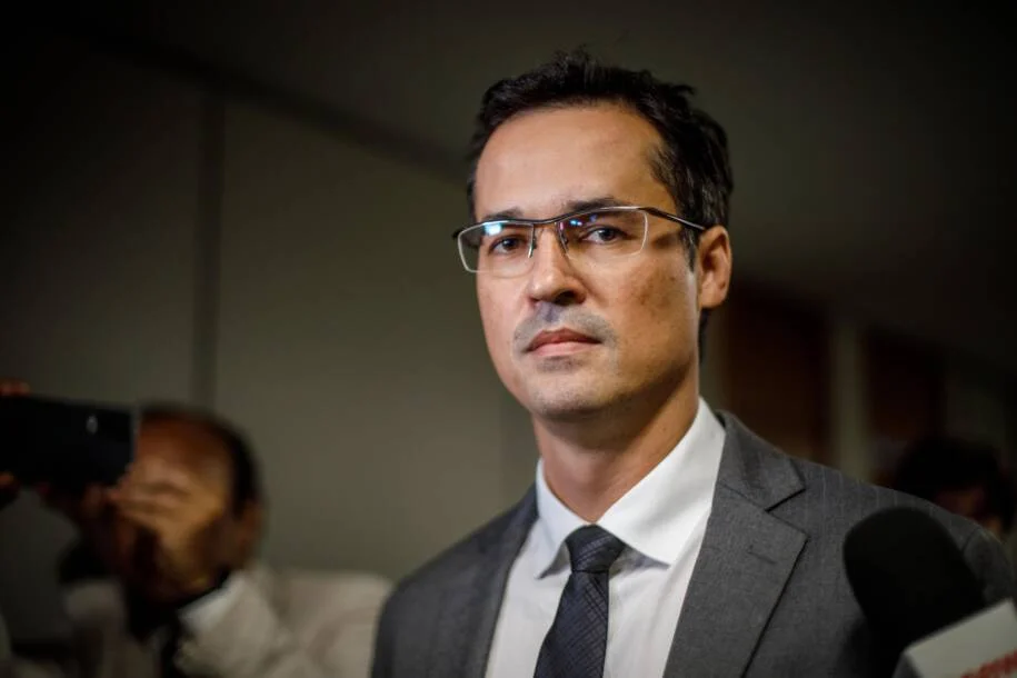 Flávio Bolsonaro convoca Deltan Dallagnol para investigar Lula após desafio