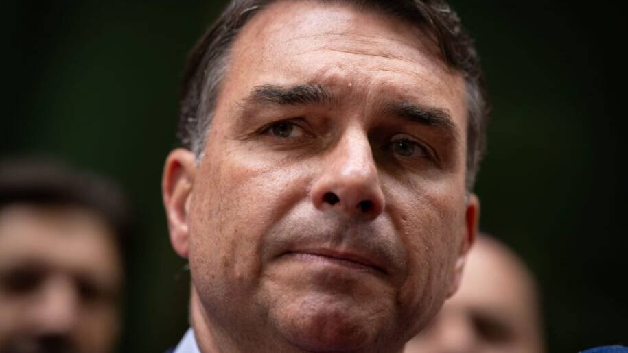 Flávio Bolsonaro critica liberação do canal 'Exército do Lula' e pede investigação